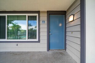 1150 Meadow Lake Dr, Unit 06 in Vista, CA - Building Photo