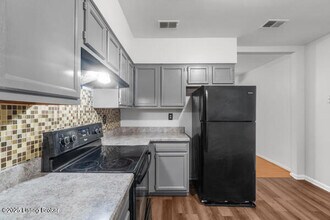 1704 De Soto Terrace in Louisville, KY - Building Photo - Building Photo