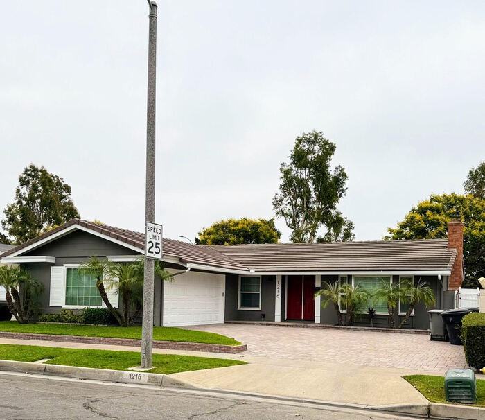 1216 E Clifpark Way in Anaheim, CA - Foto de edificio
