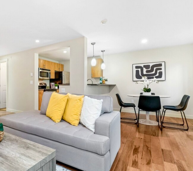 15155 NE 82nd St, Unit 103 in Redmond, WA - Foto de edificio - Building Photo