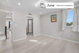 Private bedroom in 5 bed/5 bath Home in Los Angeles, CA - Building Photo - Building Photo