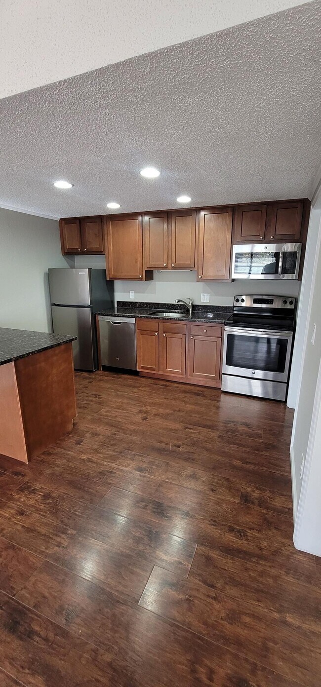 252 Waterbury Ct in Westland, MI - Building Photo - Building Photo