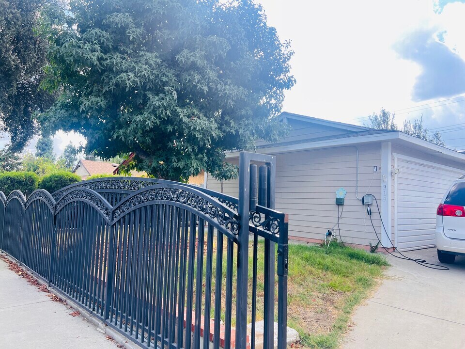 319 S Drifton Ave in San Dimas, CA - Building Photo