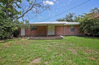 702 Goodyear St in Irving, TX - Foto de edificio - Building Photo