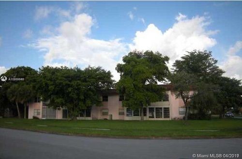 5525 N Lakewood Cir in Margate, FL - Foto de edificio