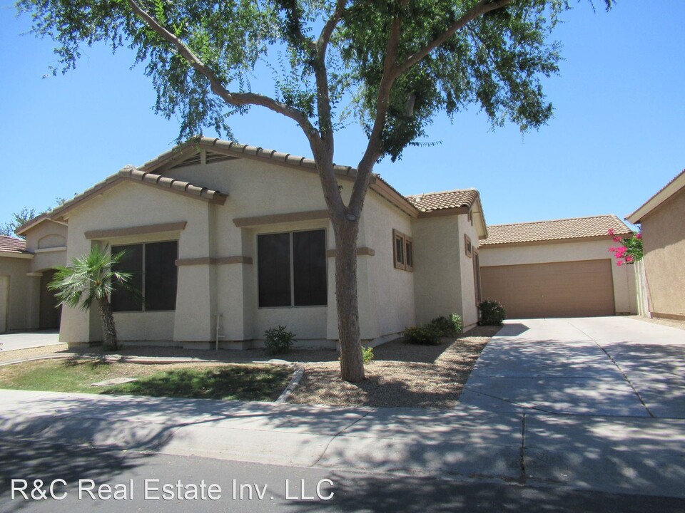 877 E Madeline Dr in Chandler, AZ - Building Photo