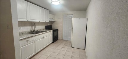 5320 Pine St in Seffner, FL - Building Photo - Building Photo