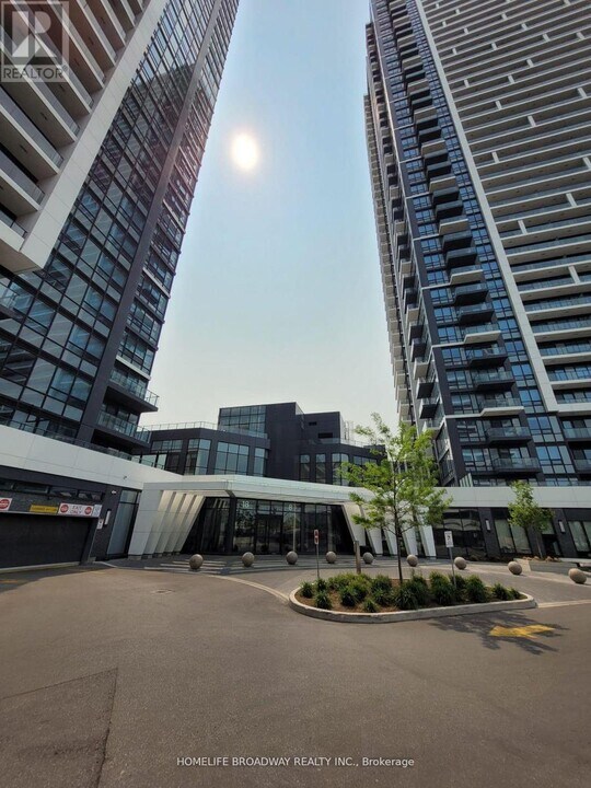 18 Water Walk Dr in Markham, ON - Building Photo