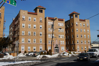 Ponce De Leon in North Bergen, NJ - Foto de edificio - Building Photo