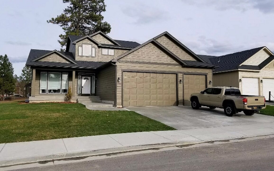 16724 N Cincinnati Ln in Colbert, WA - Building Photo