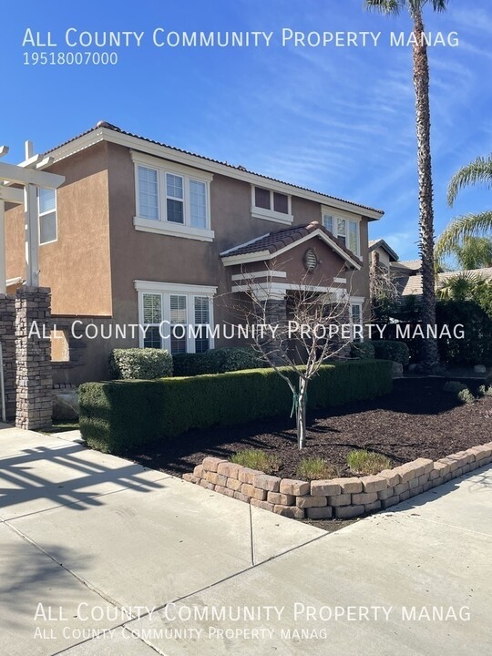 27387 Sierra Madre Dr in Murrieta, CA - Building Photo