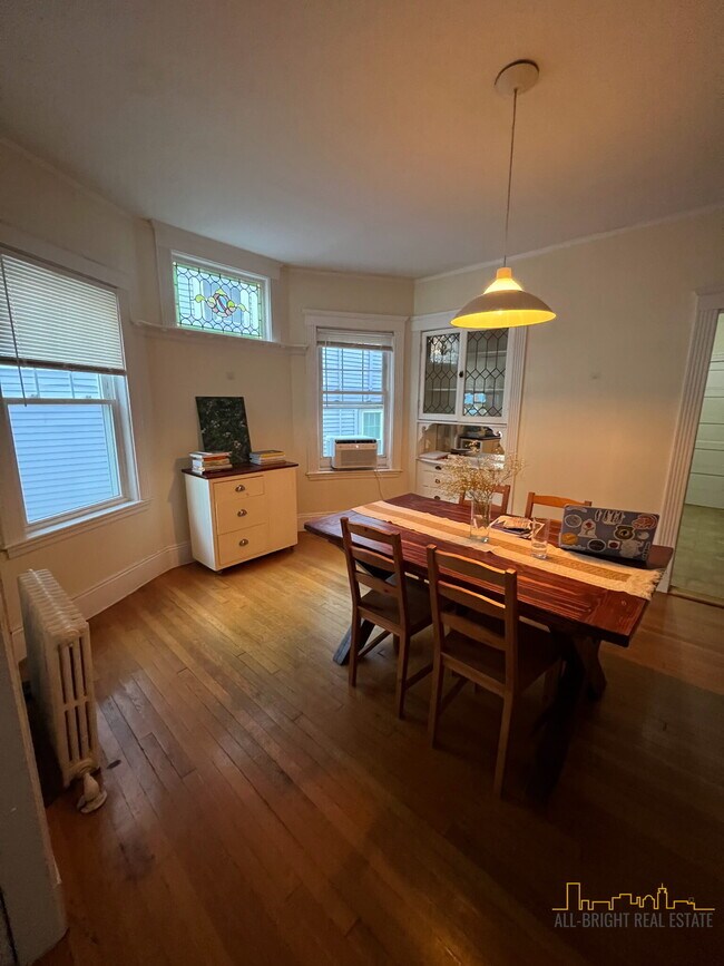 98 Westbourne Ter, Unit 1 in Brookline, MA - Foto de edificio - Building Photo