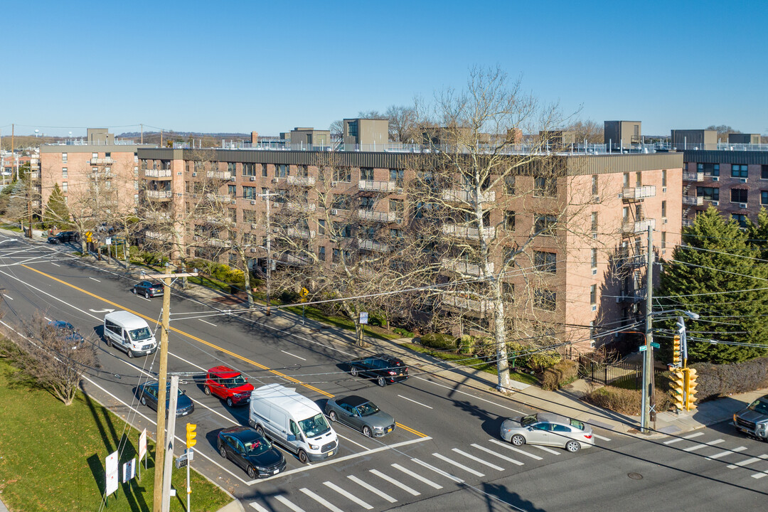 Birchwood Court in Mineola, NY - Building Photo