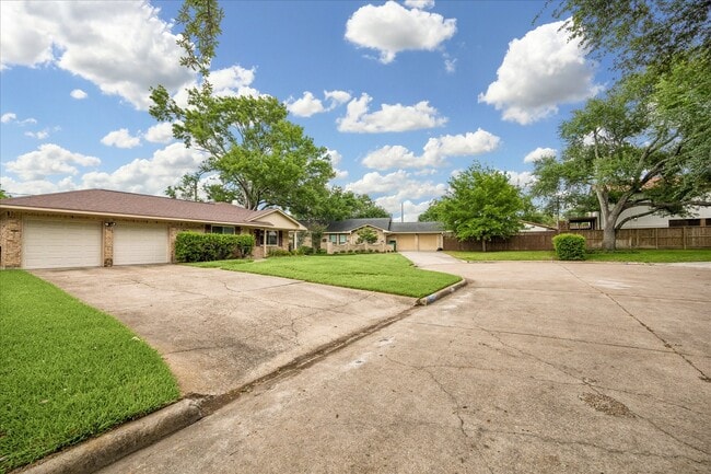 property at 1607 Willowby Dr