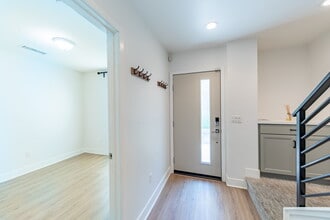 10736 Bloomfield St in North Hollywood, CA - Foto de edificio - Building Photo