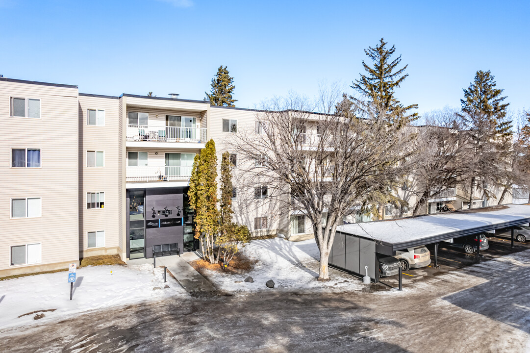 Redwood Court in Edmonton, AB - Building Photo