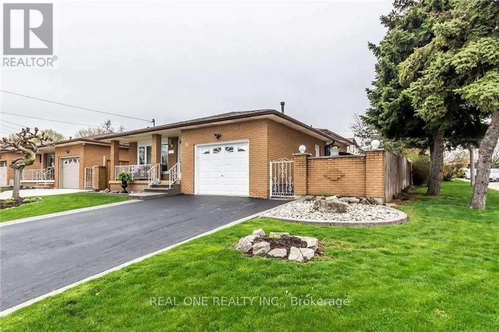 71 Morgan Rd in Hamilton, ON - Building Photo