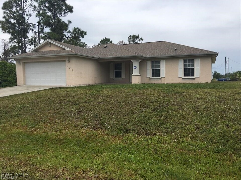 833 Vance St E in Lehigh Acres, FL - Building Photo