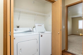 Highclere Apartments in Council Bluffs, IA - Building Photo - Interior Photo