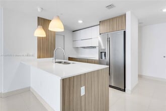 600 NE 27th St in Miami, FL - Building Photo - Building Photo