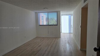 9400 W Flagler St in Miami, FL - Building Photo