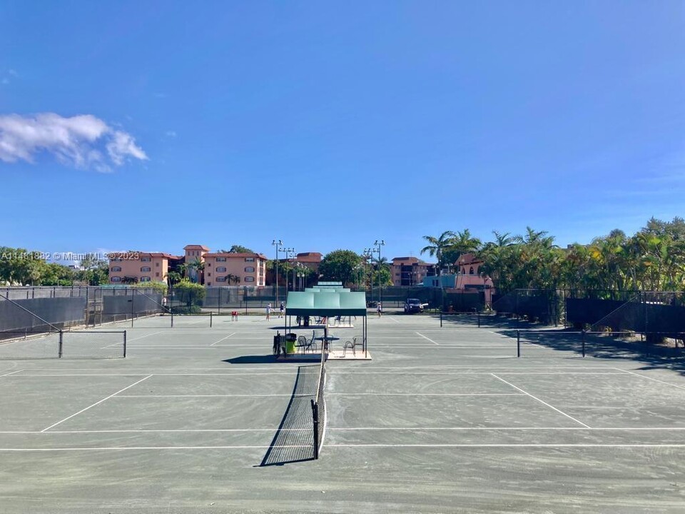 610 Tennis Club Dr, Unit 208 in Fort Lauderdale, FL - Building Photo