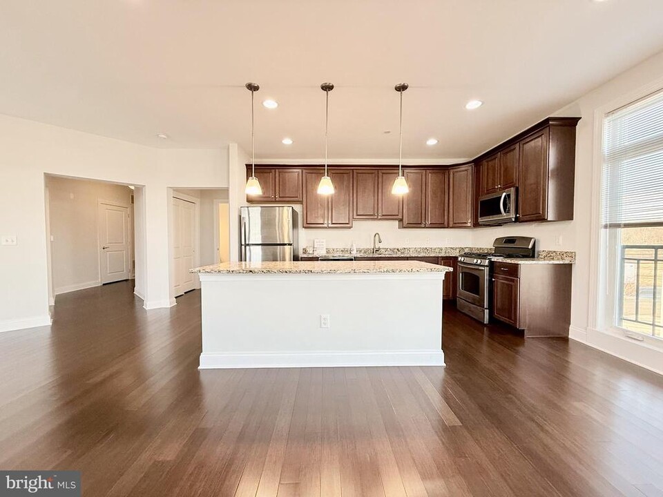 204 NJ-33-Unit -204 in Robbinsville, NJ - Building Photo