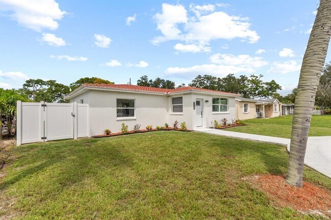 715 40th Ave NE in St. Petersburg, FL - Building Photo - Building Photo