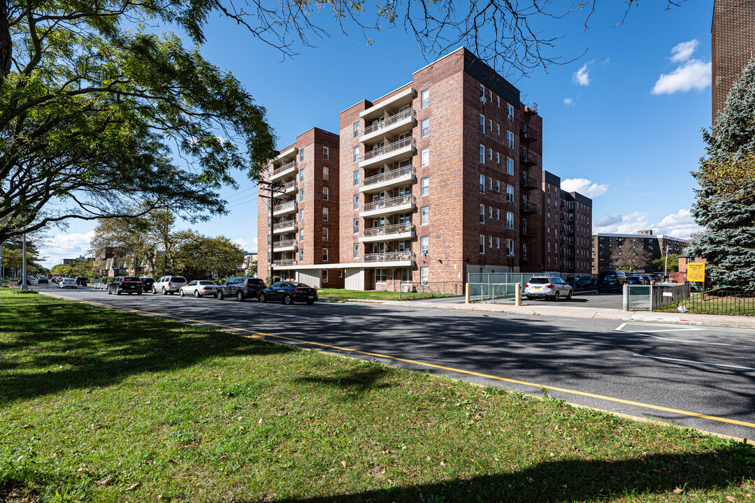 Seagirt Apartments in Far Rockaway, NY - Building Photo