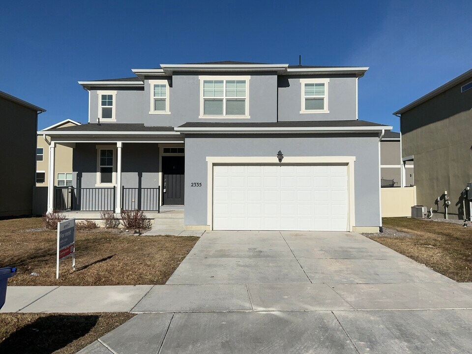 2335 S Wild Horse Way in Bluffdale, UT - Building Photo