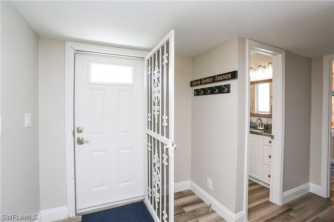 195 Peppermint Ln in Naples, FL - Building Photo - Building Photo