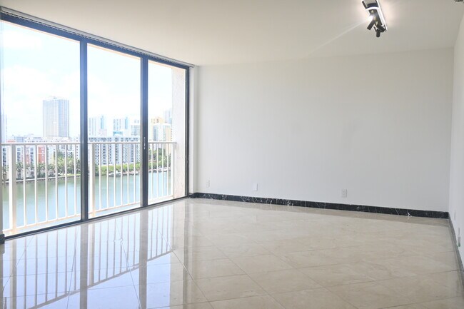 290 174th St, Unit Studio in Sunny Isles Beach, FL - Building Photo - Building Photo