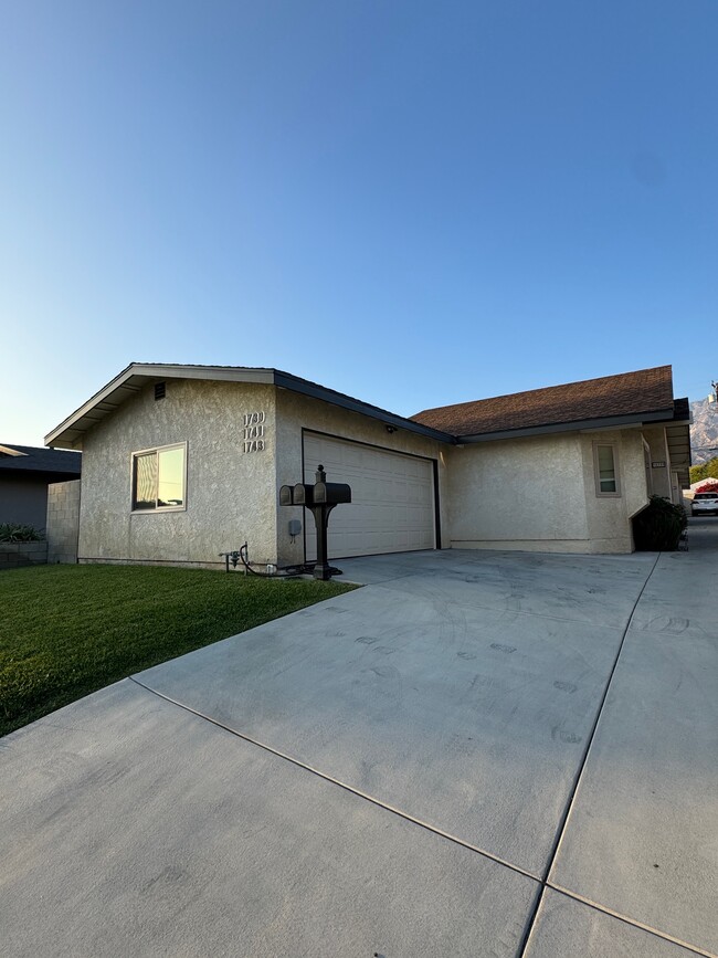 1739 E Washington Blvd in Pasadena, CA - Foto de edificio - Building Photo