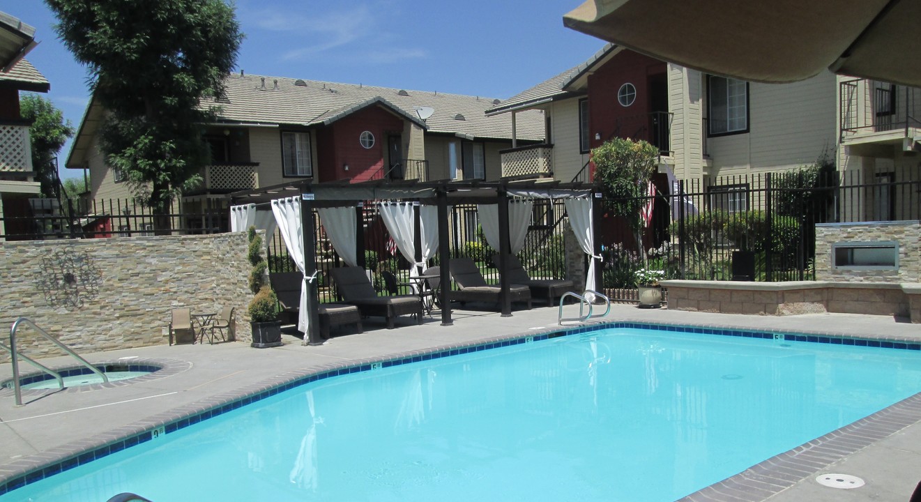 Whispering Meadows Apartments and Suites in Bakersfield, CA - Building Photo