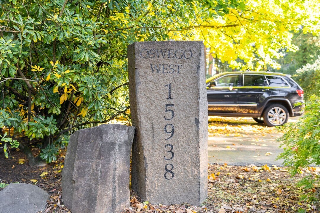 15938 Quarry Rd in Lake Oswego, OR - Building Photo