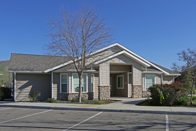 Parkside Court Apartments in Woodlake, CA - Building Photo - Building Photo