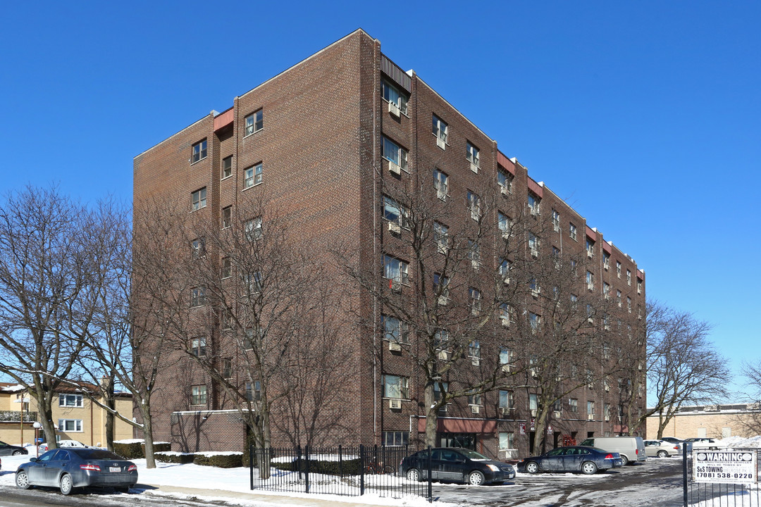 Cumberland Apartments in Chicago, IL - Building Photo