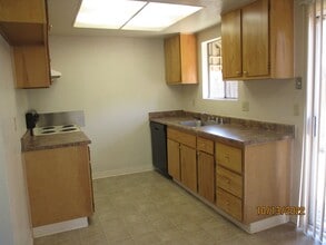 3140-42-44-46 Wentworth Dr in Stockton, CA - Building Photo - Building Photo