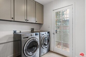 6939 Noble Ave in Los Angeles, CA - Building Photo - Building Photo