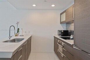 200 Biscayne Blvd Way, Unit 3514 in Miami, FL - Building Photo