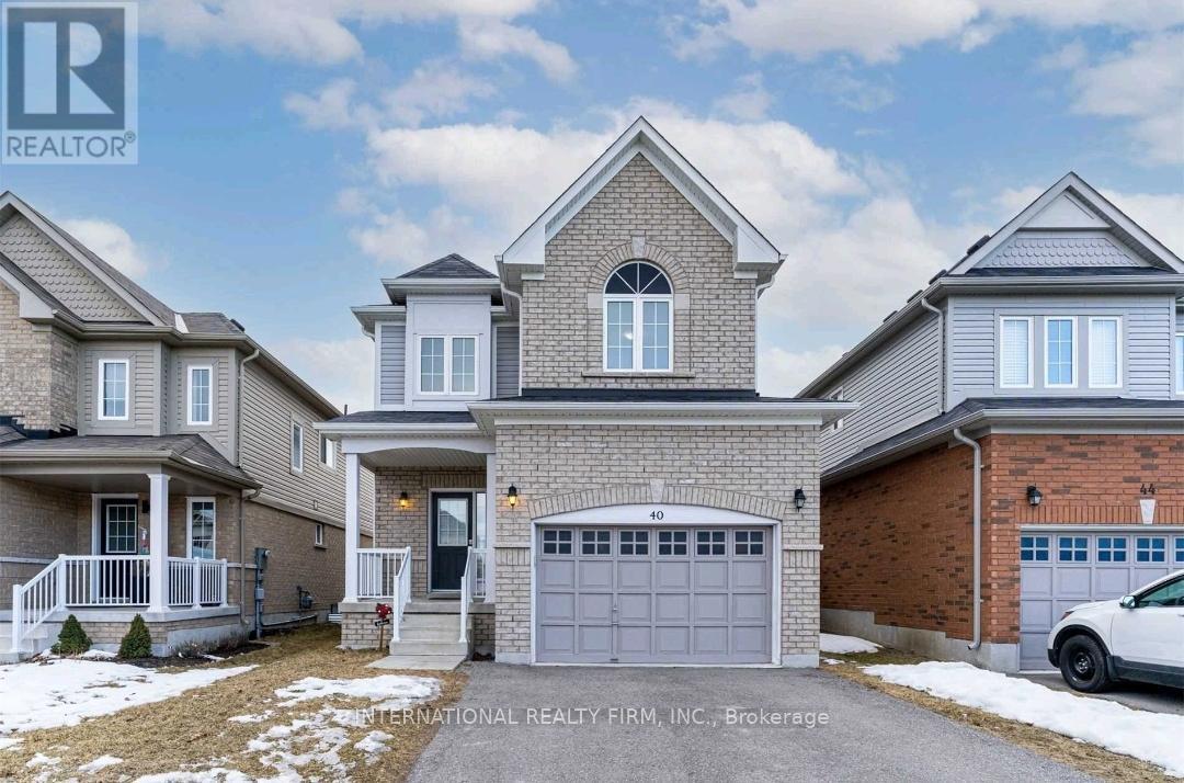 40 Forrester Dr in Clarington, ON - Building Photo
