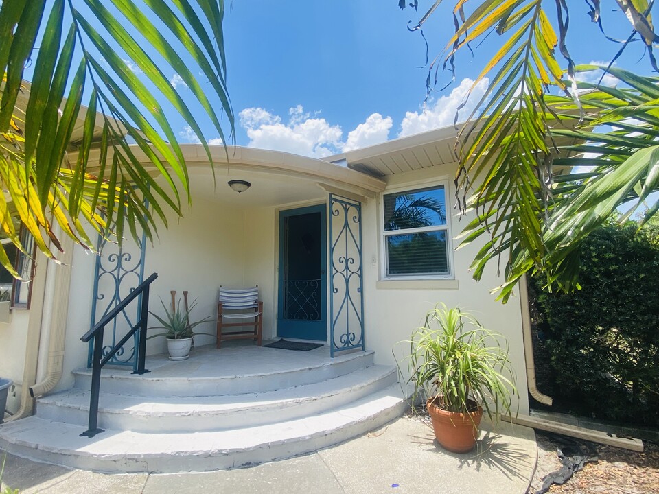 1401 61st Ave N in St. Petersburg, FL - Building Photo