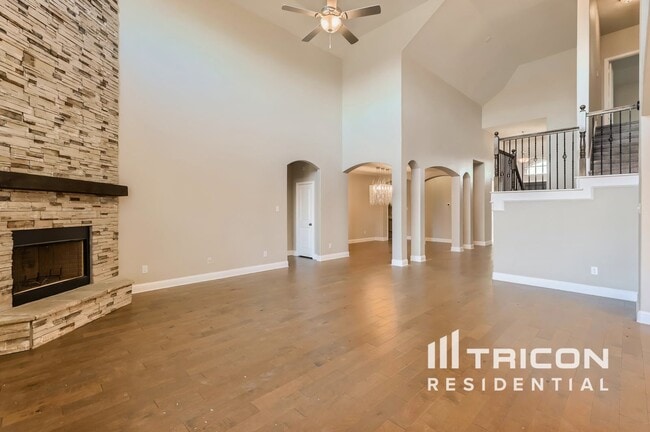 319 S Hill Dr in Waxahachie, TX - Building Photo - Building Photo
