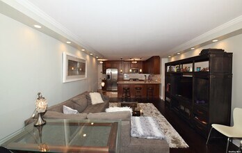18-05 215th St-Unit -6J in Queens, NY - Building Photo - Building Photo