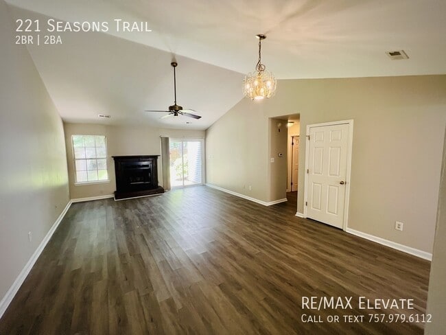 221 Seasons Trail in Newport News, VA - Building Photo - Building Photo