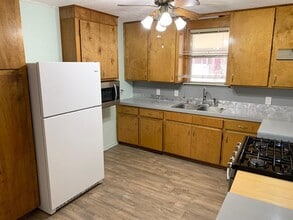 106 N Oak Ave in Luling, TX - Building Photo - Building Photo