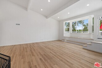 19555 Oxnard St in Los Angeles, CA - Building Photo - Building Photo
