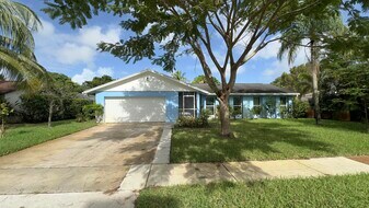 12157 Sycamore Ln in Wellington, FL - Building Photo