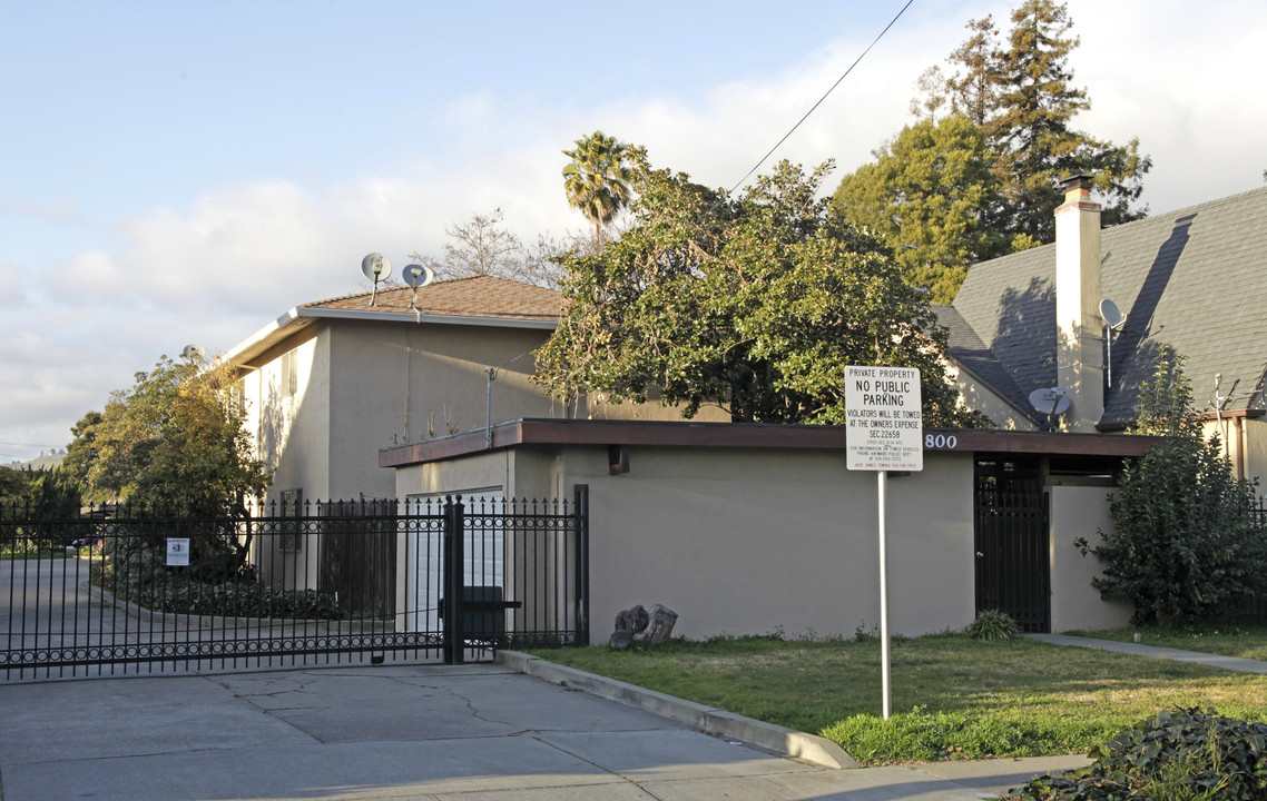 Queen Arms Townhomes in Hayward, CA - Building Photo