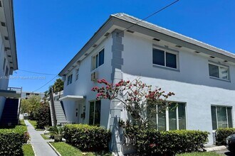 7516 E Treasure Dr in North Bay Village, FL - Building Photo - Building Photo